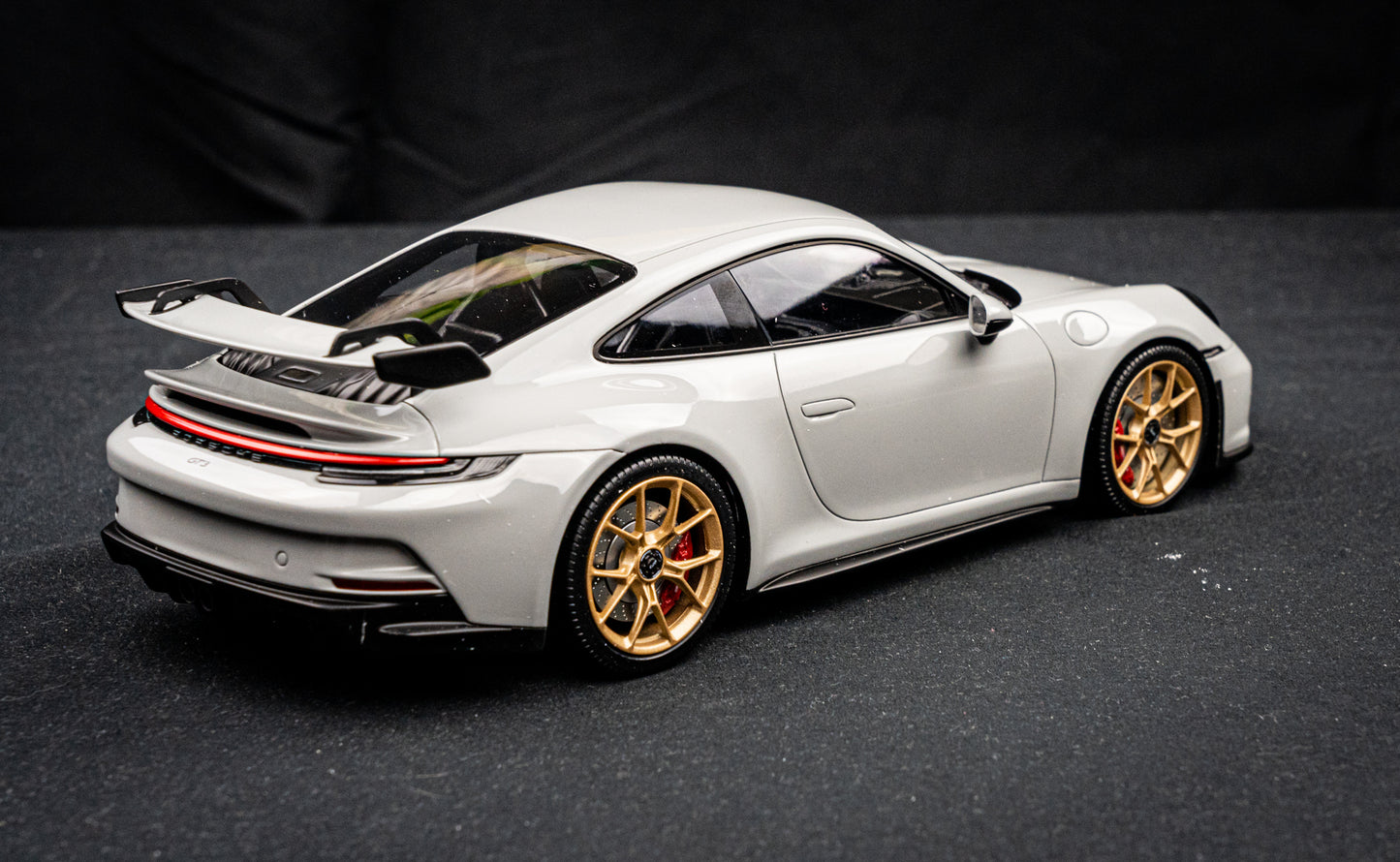 Porsche 911 (992) GT3 schiefergrau Minichamps 1:18 RESIN