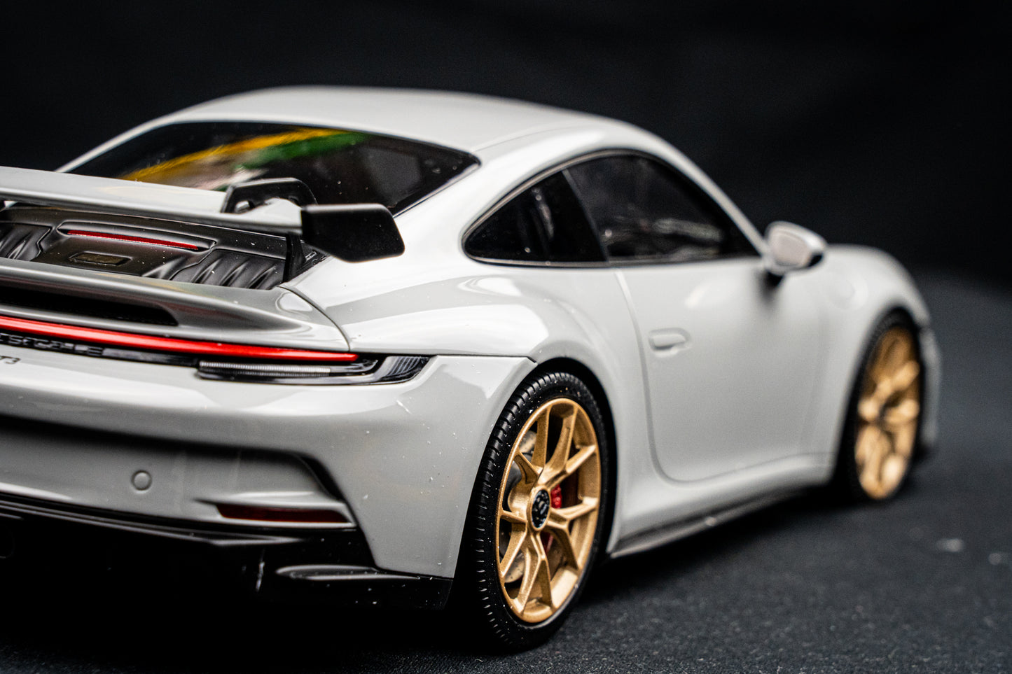 Porsche 911 (992) GT3 schiefergrau Minichamps 1:18 RESIN