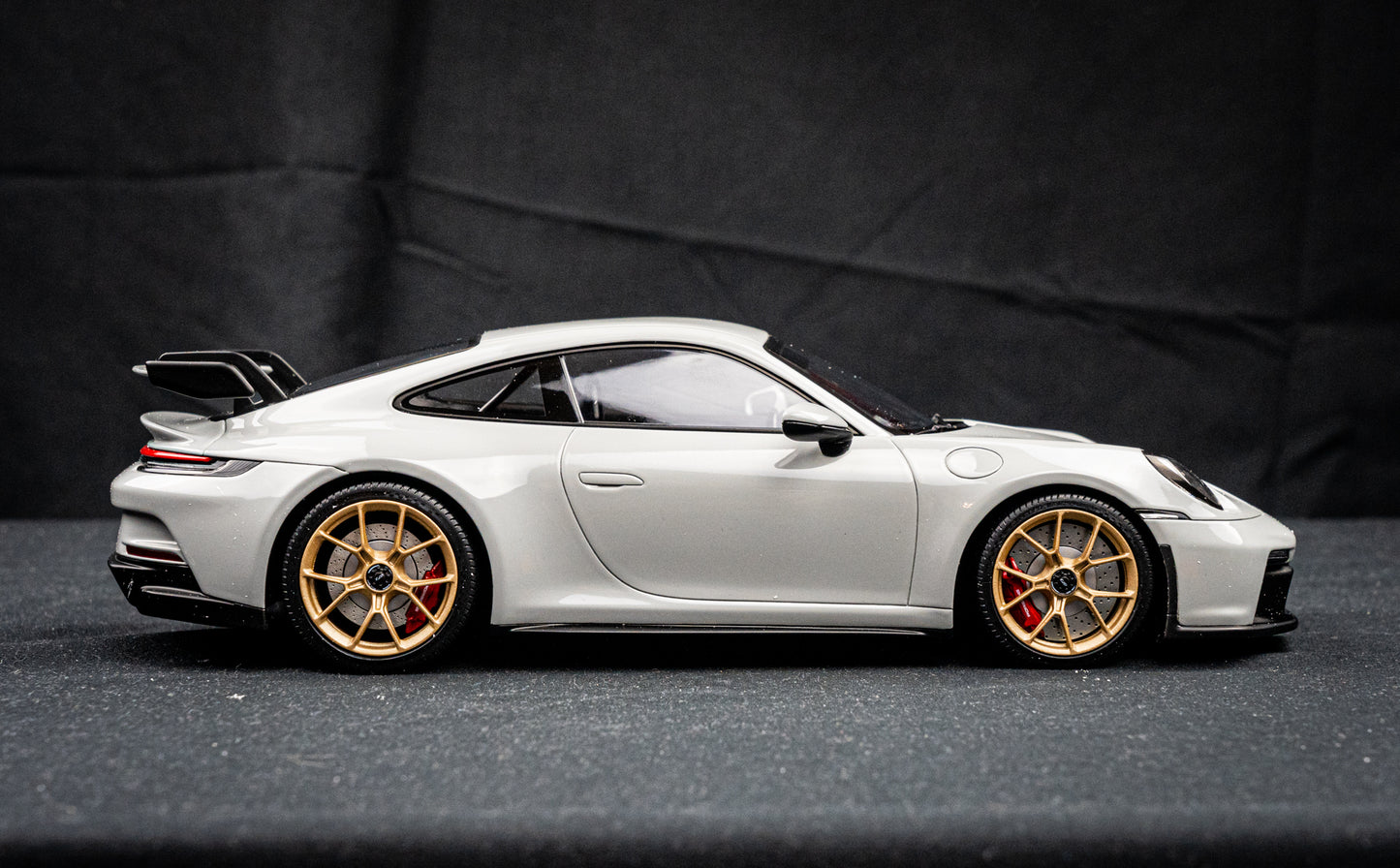 Porsche 911 (992) GT3 schiefergrau Minichamps 1:18 RESIN