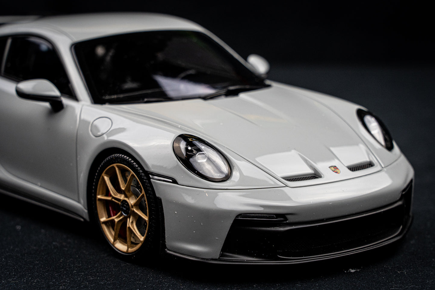 Porsche 911 (992) GT3 schiefergrau Minichamps 1:18 RESIN