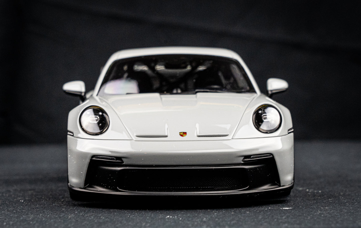 Porsche 911 (992) GT3 schiefergrau Minichamps 1:18 RESIN