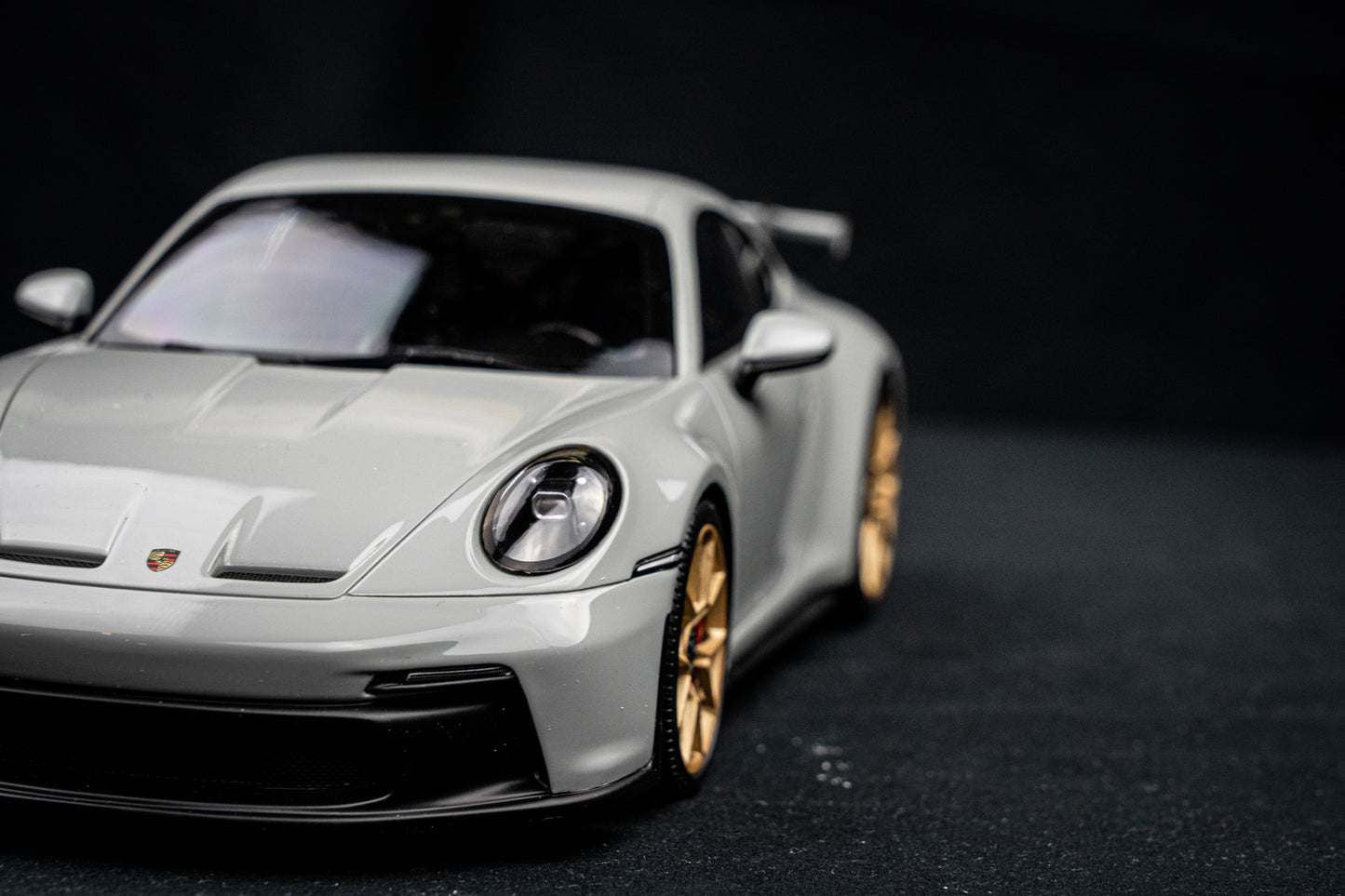 Porsche 911 (992) GT3 schiefergrau Minichamps 1:18 RESIN