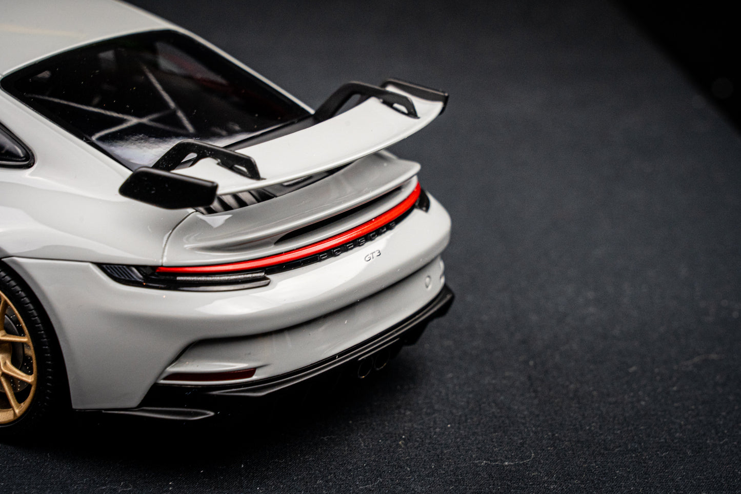 Porsche 911 (992) GT3 schiefergrau Minichamps 1:18 RESIN