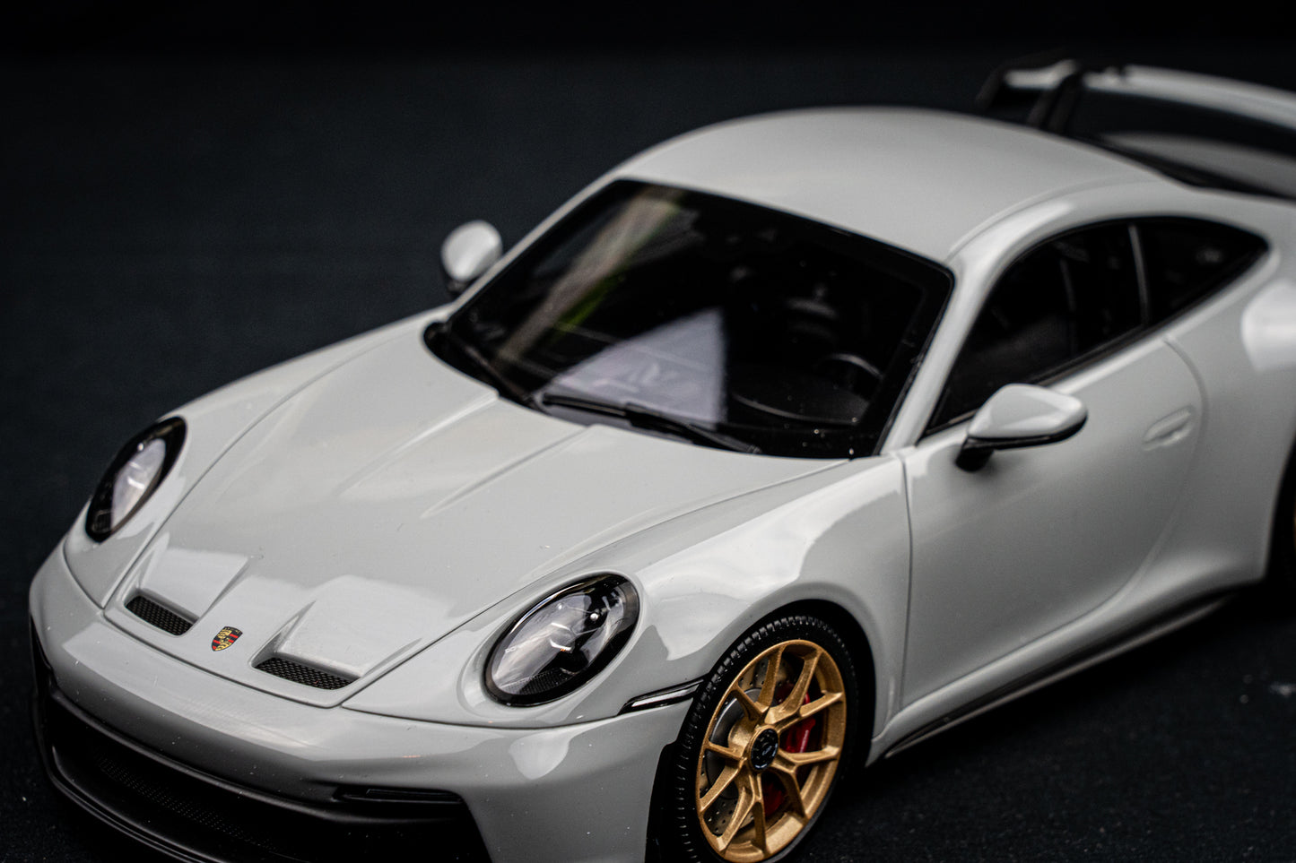 Porsche 911 (992) GT3 schiefergrau Minichamps 1:18 RESIN