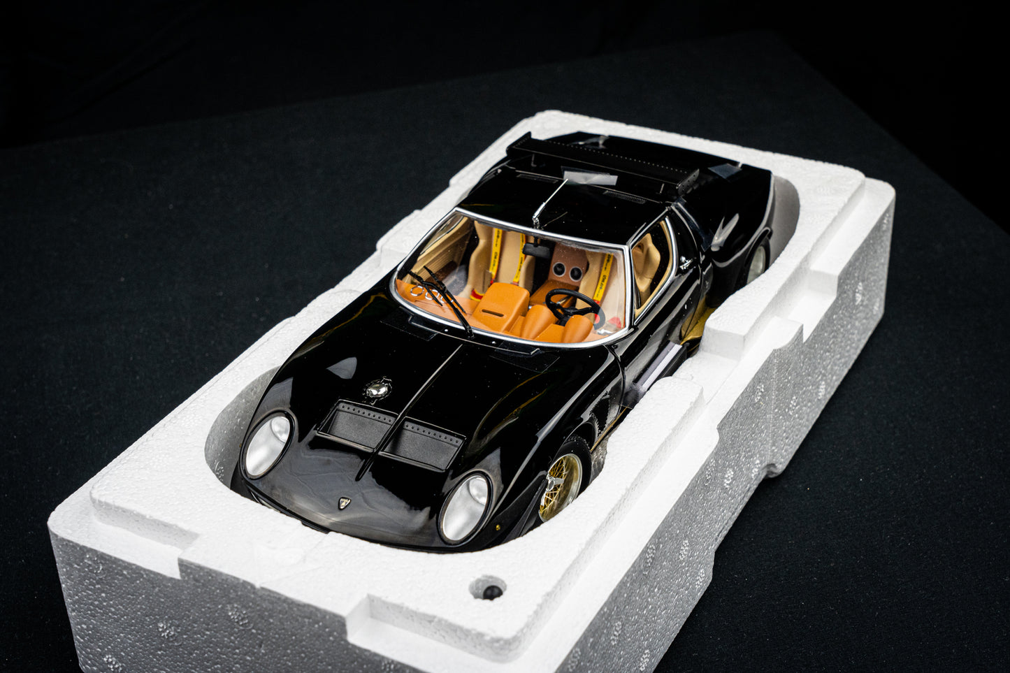 Lamborghini Miura SVR Baujahr 1970 schwarz / braun Kyosho 1:18