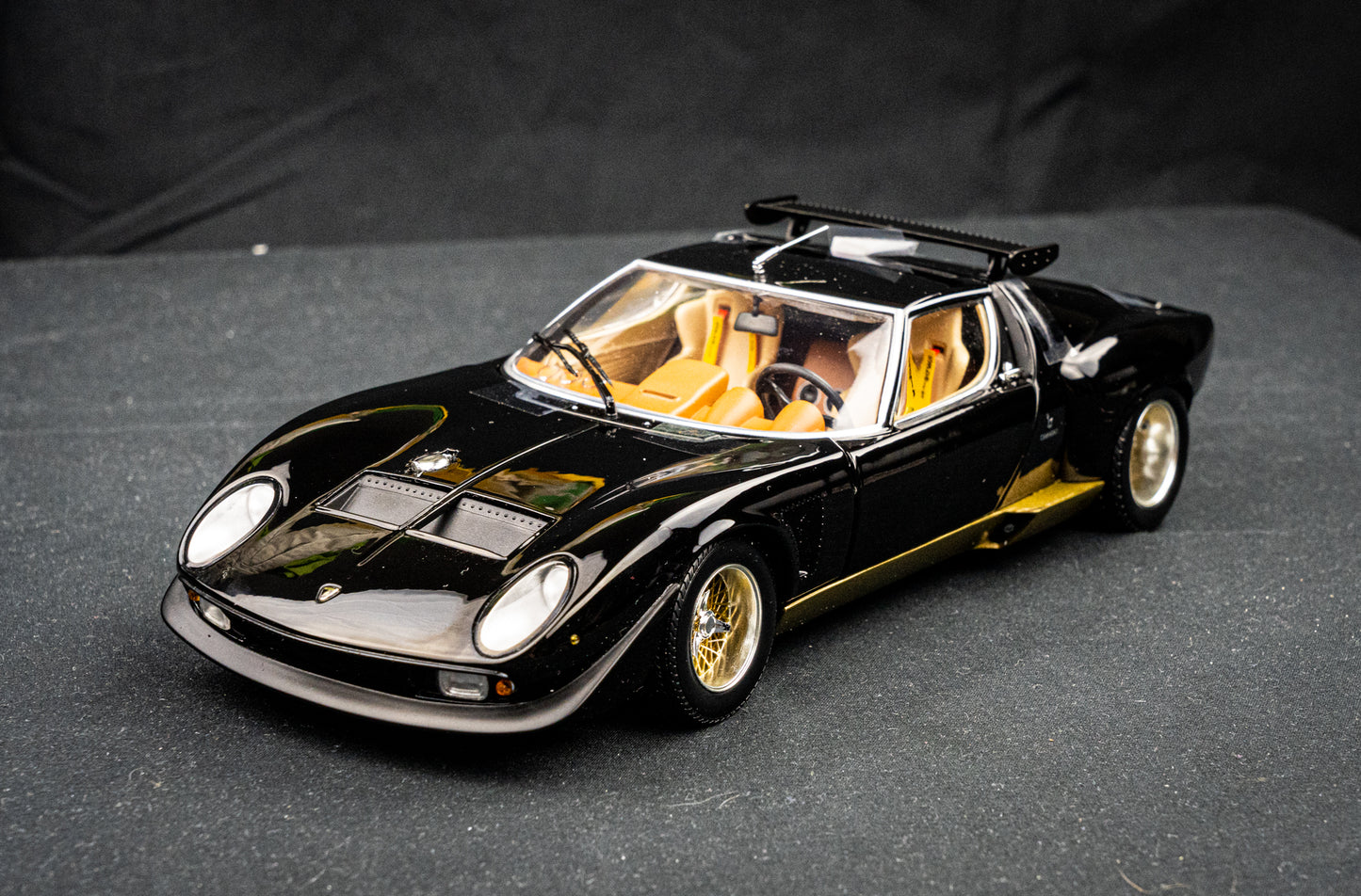 Lamborghini Miura SVR Baujahr 1970 schwarz / braun Kyosho 1:18