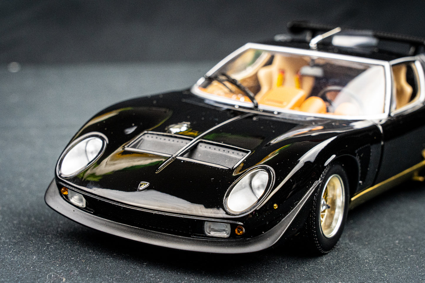Lamborghini Miura SVR Baujahr 1970 schwarz / braun Kyosho 1:18