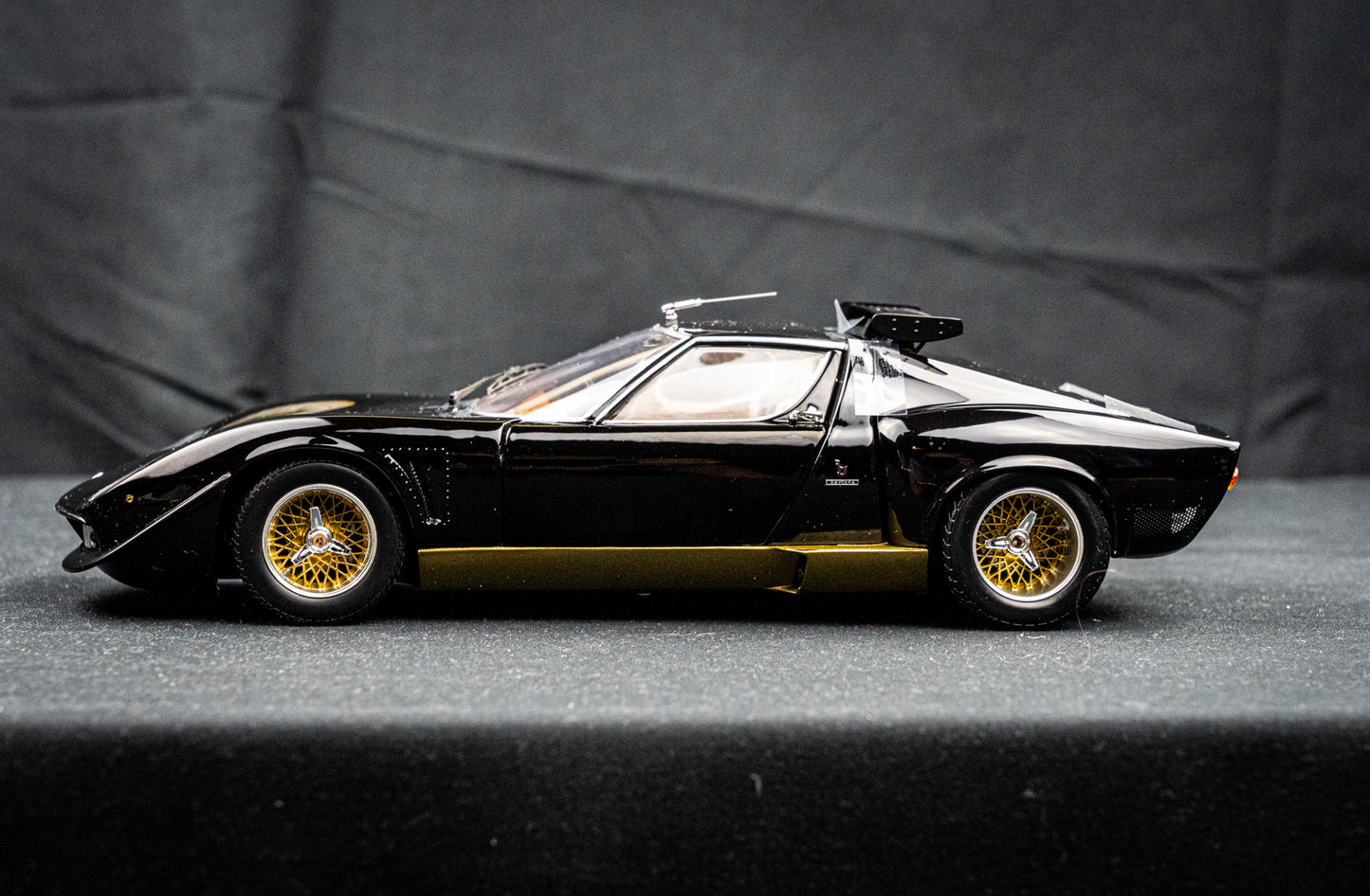 Lamborghini Miura SVR Baujahr 1970 schwarz / braun Kyosho 1:18