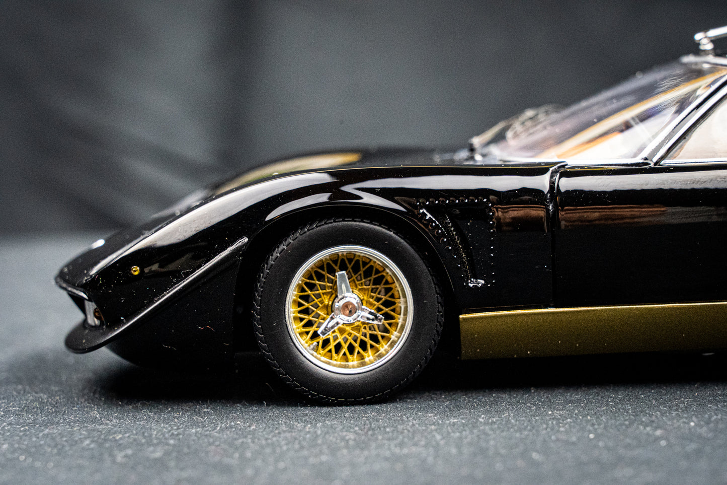 Lamborghini Miura SVR Baujahr 1970 schwarz / braun Kyosho 1:18
