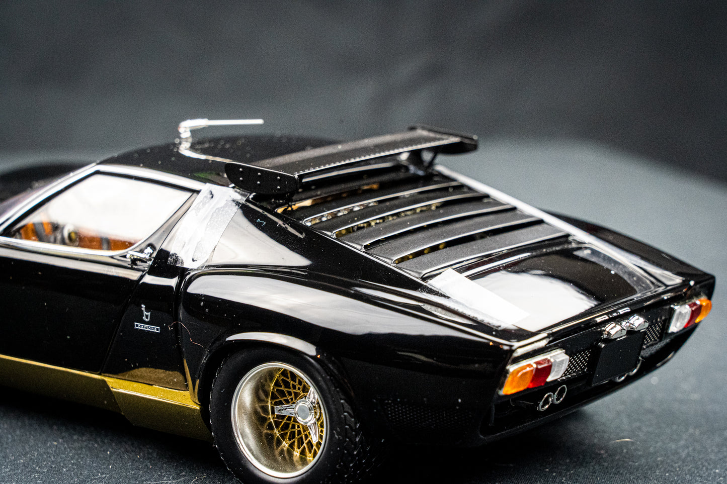 Lamborghini Miura SVR Baujahr 1970 schwarz / braun Kyosho 1:18