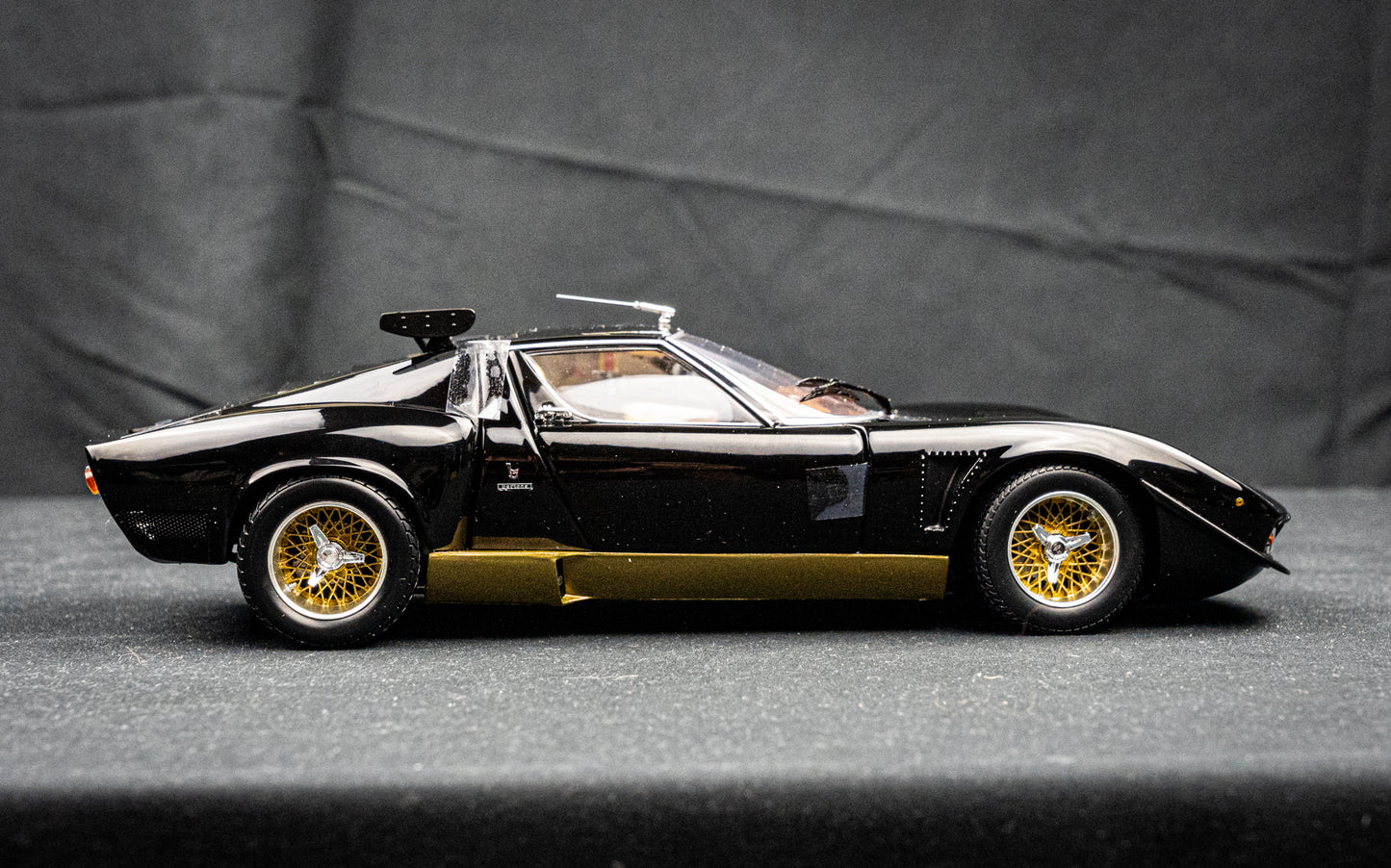 Lamborghini Miura SVR Baujahr 1970 schwarz / braun Kyosho 1:18