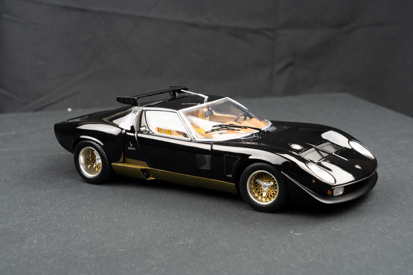 Lamborghini Miura SVR Baujahr 1970 schwarz / braun Kyosho 1:18