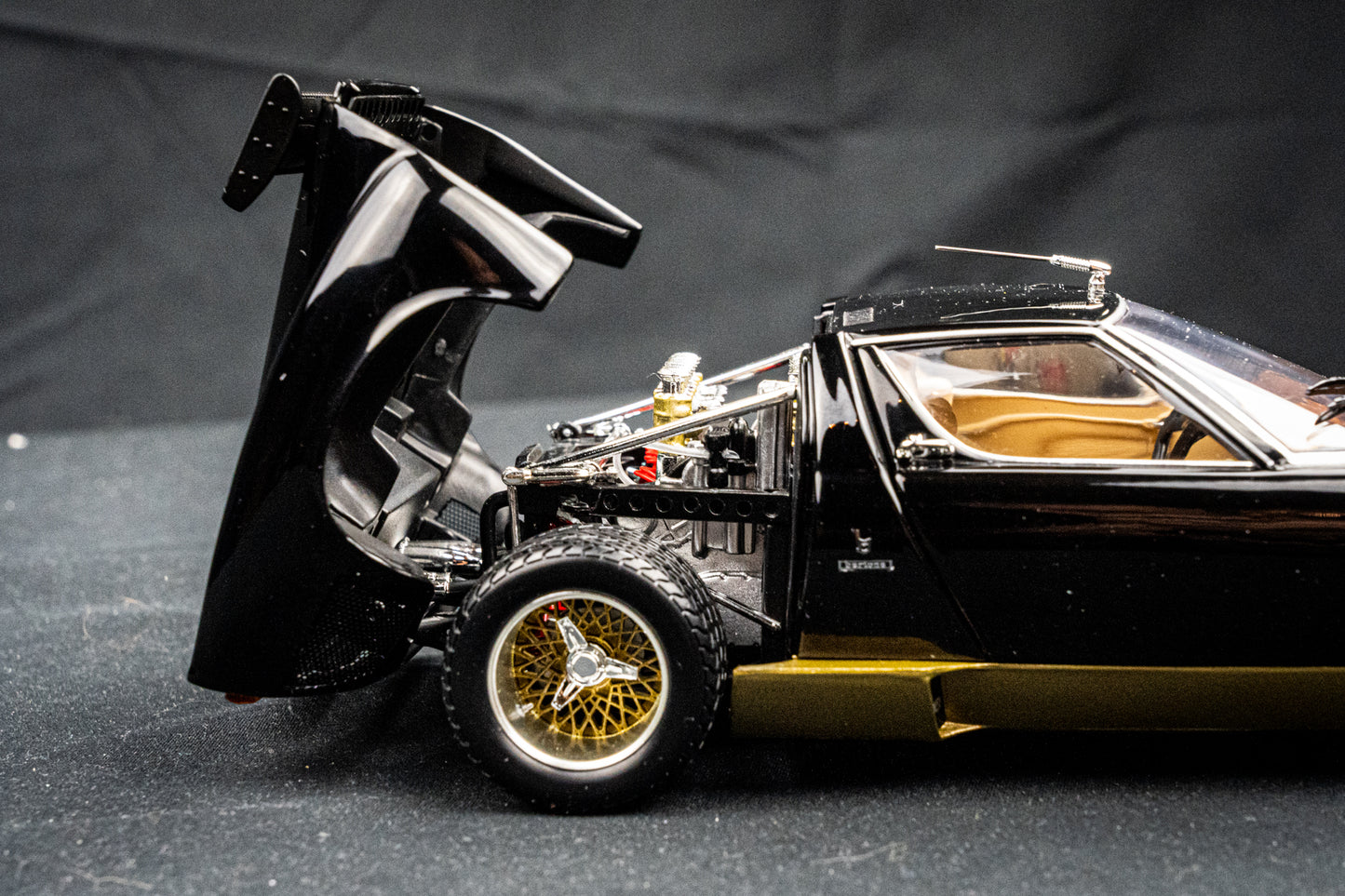Lamborghini Miura SVR Baujahr 1970 schwarz / braun Kyosho 1:18