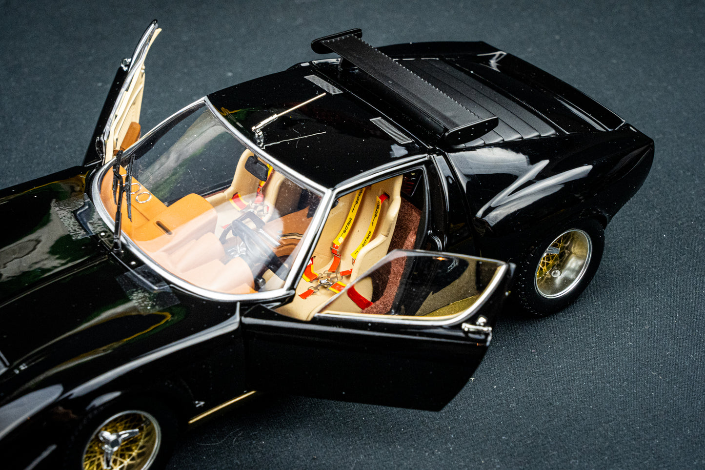 Lamborghini Miura SVR Baujahr 1970 schwarz / braun Kyosho 1:18