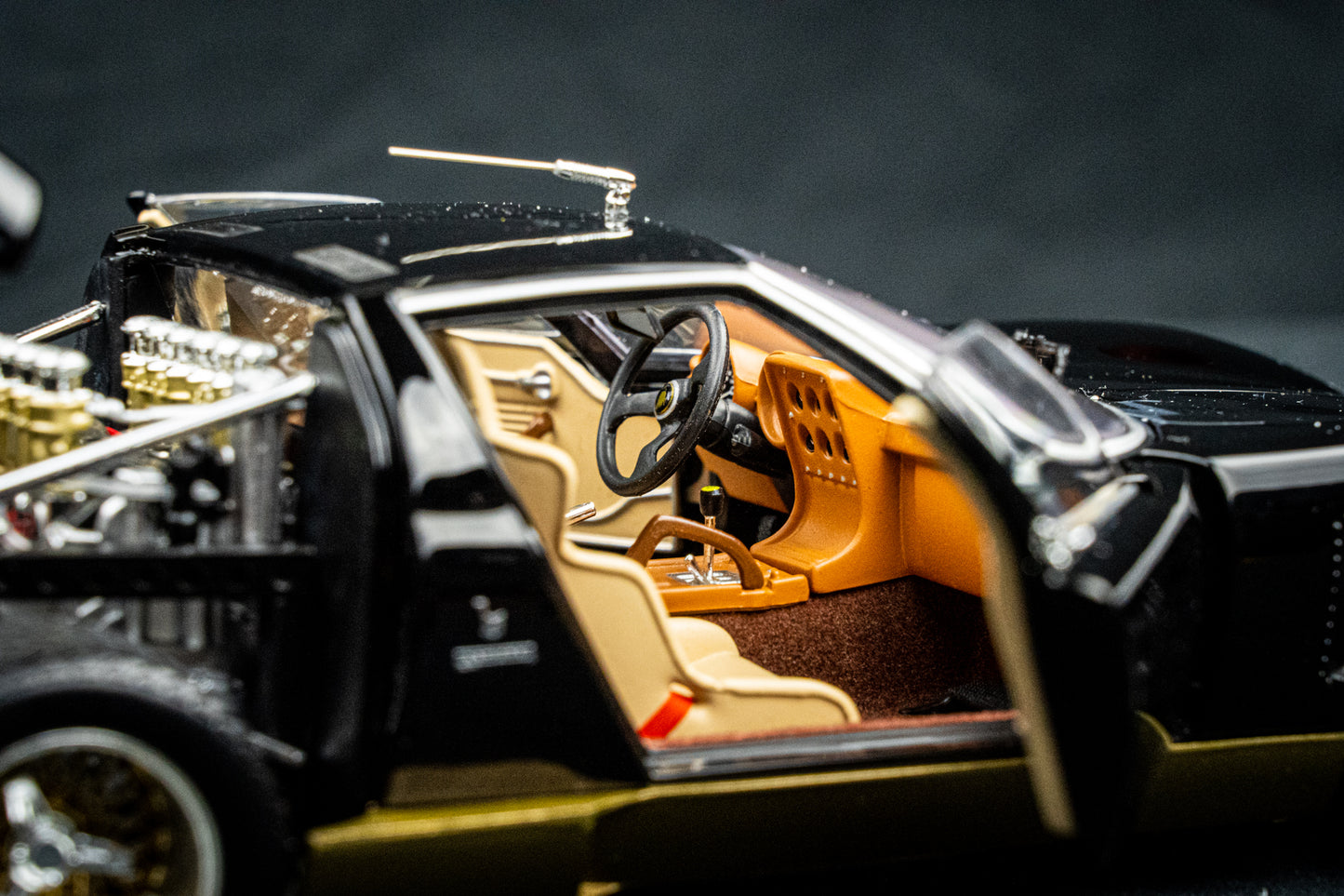 Lamborghini Miura SVR Baujahr 1970 schwarz / braun Kyosho 1:18