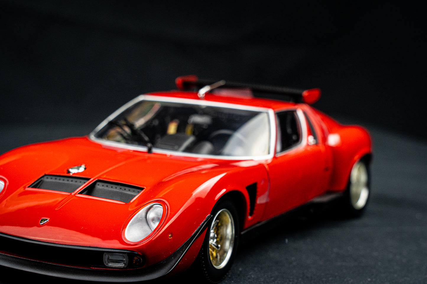 Lamborghini Miura SVR Baujahr 1970 rot / schwarz Kyosho 1:18