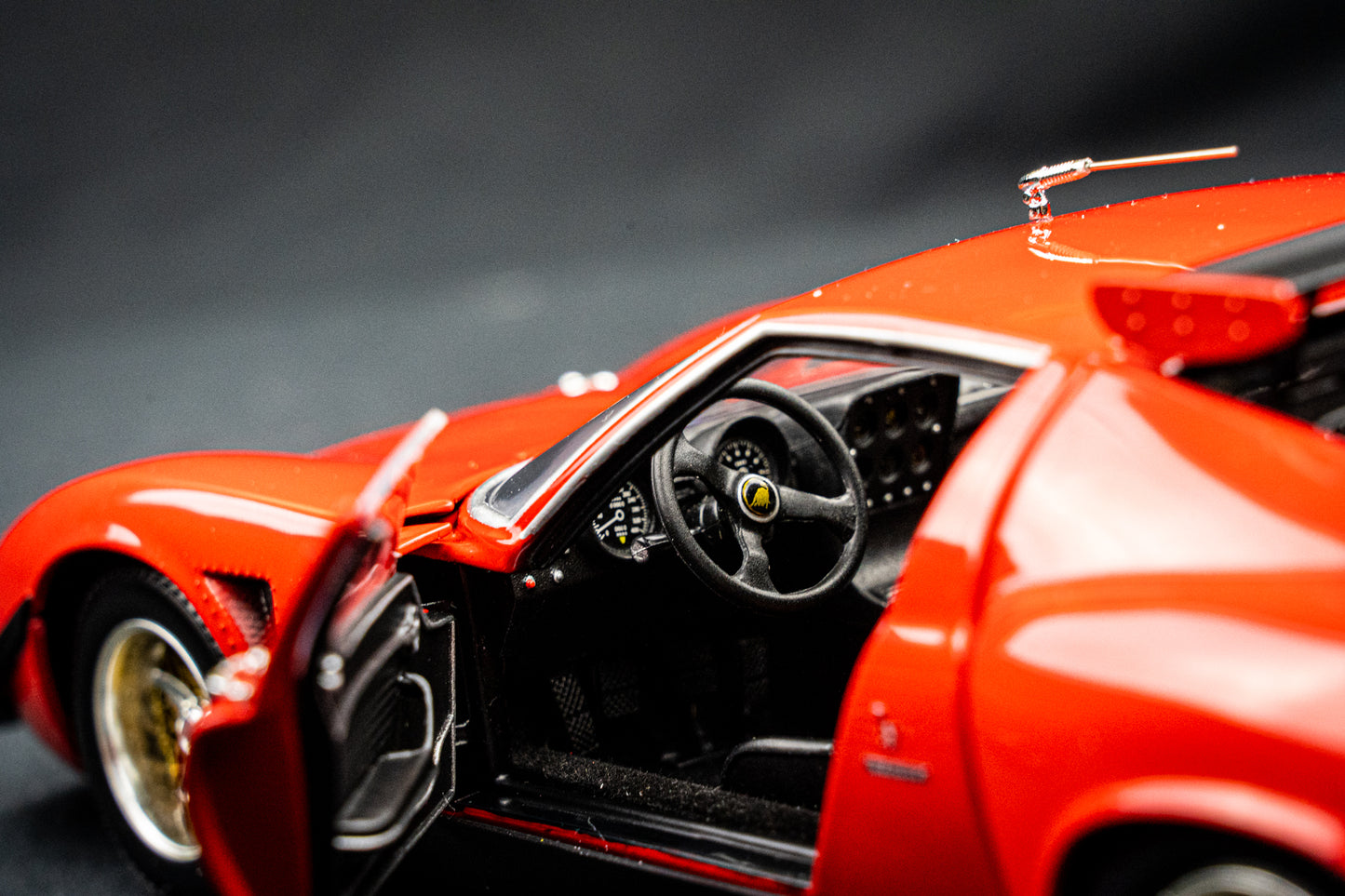 Lamborghini Miura SVR Baujahr 1970 rot / schwarz Kyosho 1:18