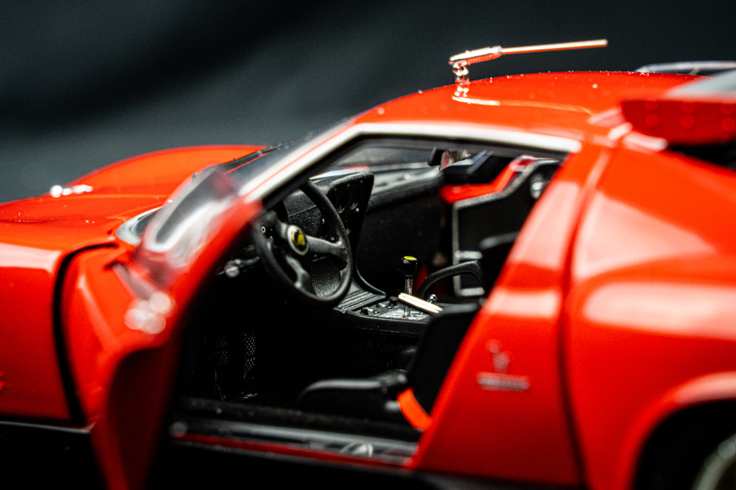 Lamborghini Miura SVR Baujahr 1970 rot / schwarz Kyosho 1:18