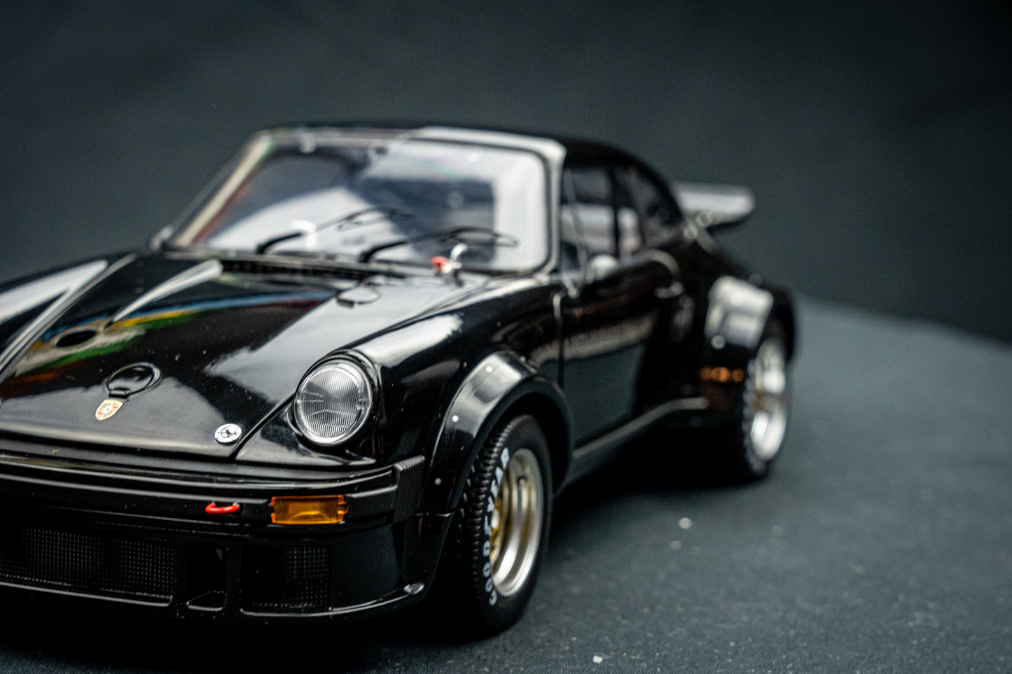 Porsche 934 RSR schwarz 1:18 Schuco