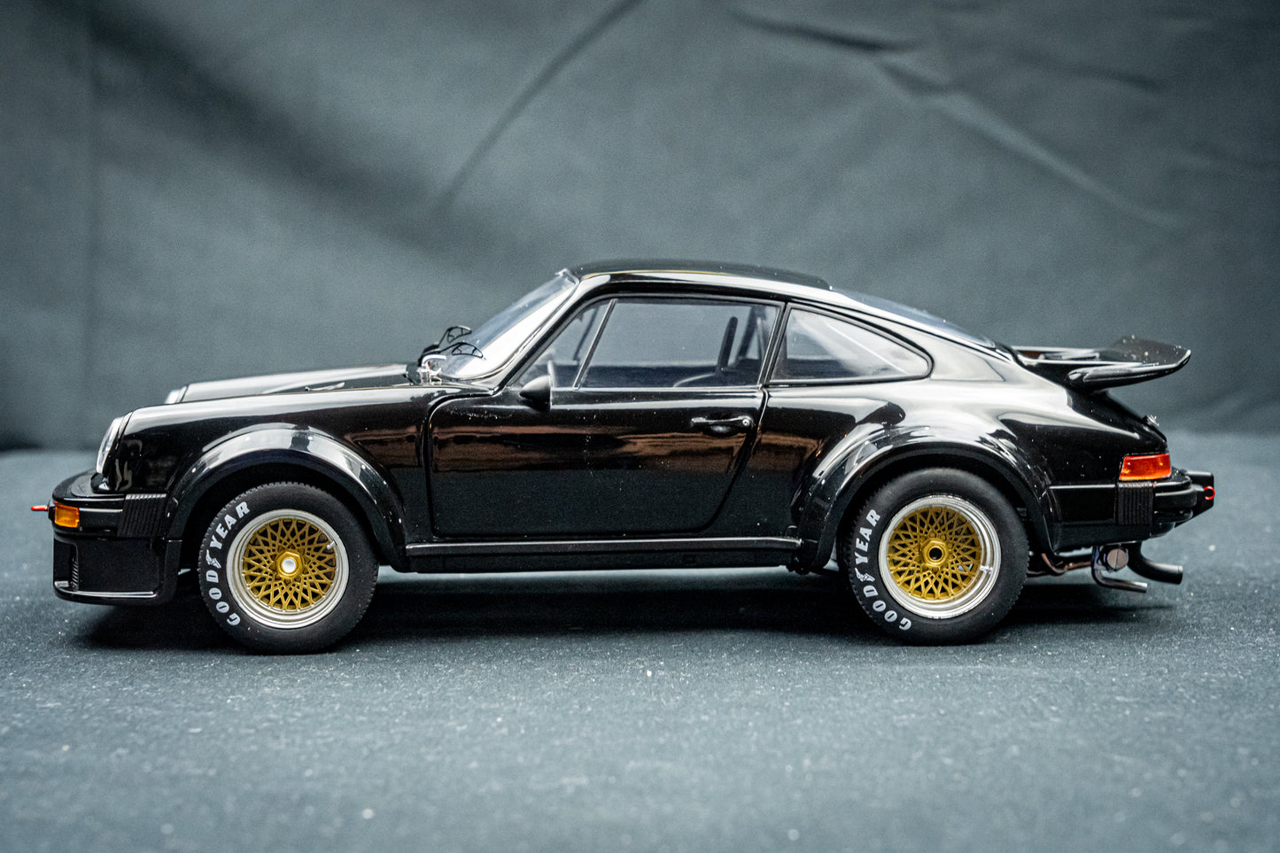 Porsche 934 RSR schwarz 1:18 Schuco