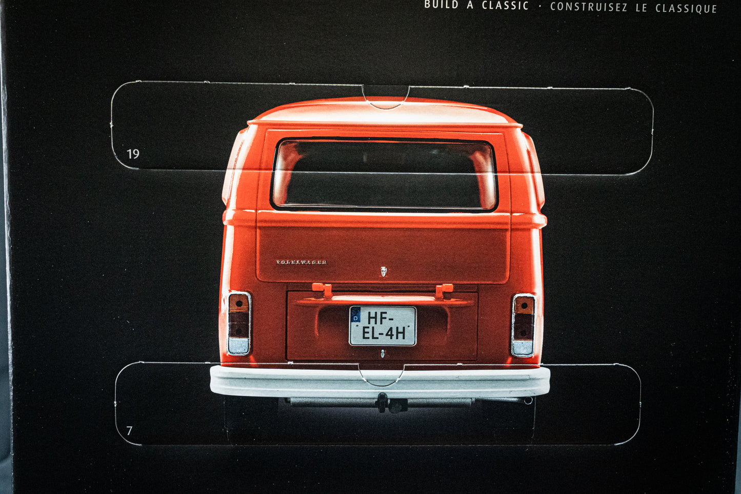VW Bus T2 Adventkalender mit 107 Teilen in 1:24