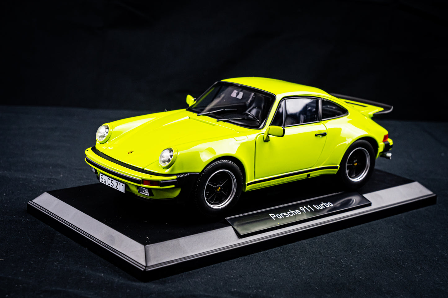 Porsche 911 Turbo 3.0 1976 hellgrün in 1:18 von NOREV
