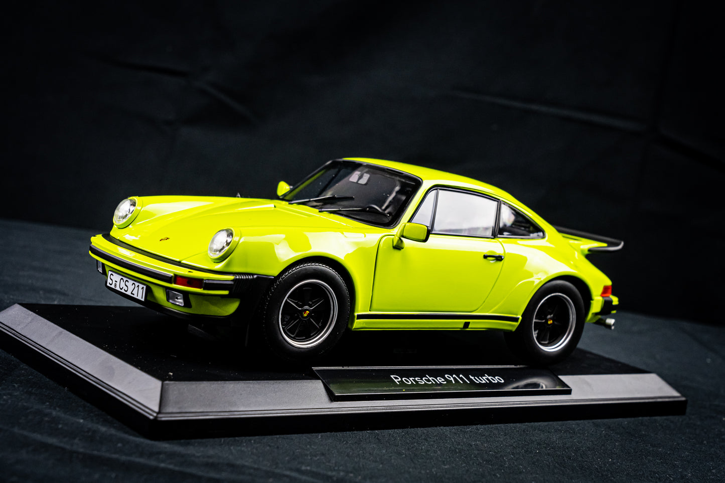 Porsche 911 Turbo 3.0 1976 hellgrün in 1:18 von NOREV