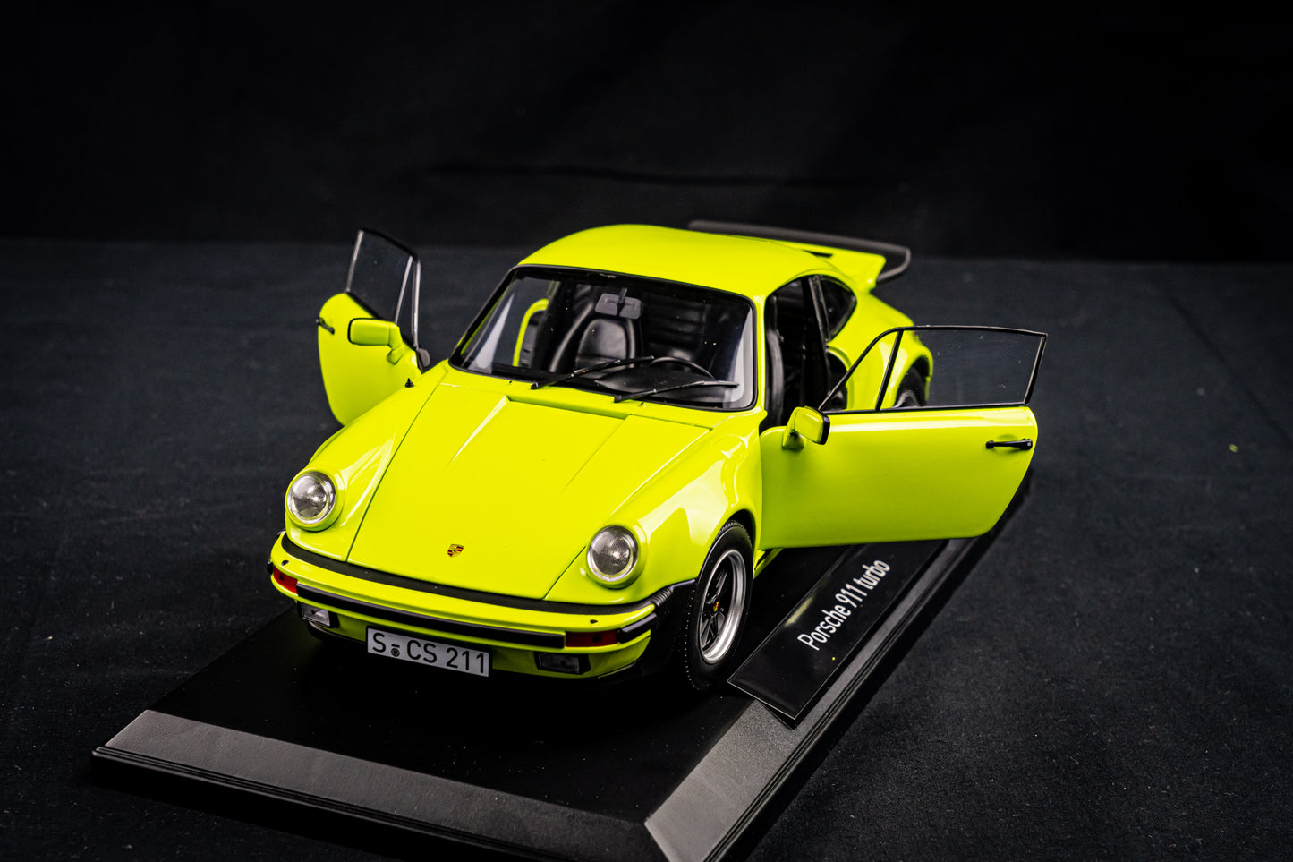Porsche 911 Turbo 3.0 1976 hellgrün in 1:18 von NOREV