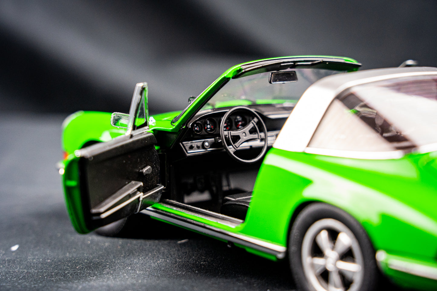 Porsche 911 S Targa viper green - Schuco 1:18