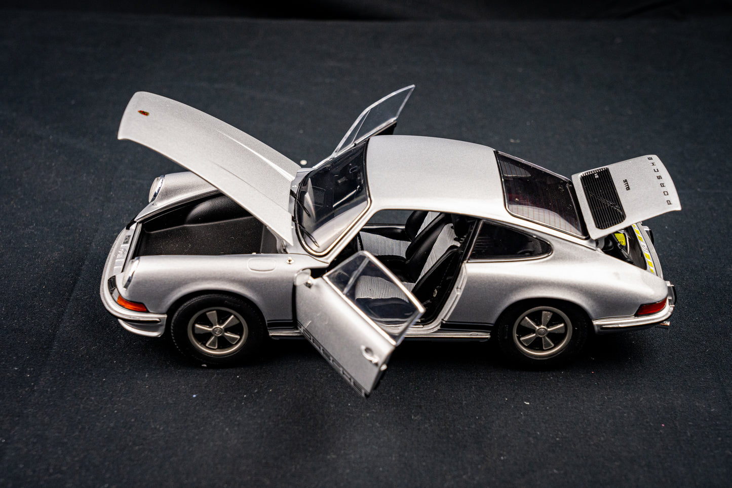 Porsche 911 S Coupe 1973 in silber - Schuco 1:18