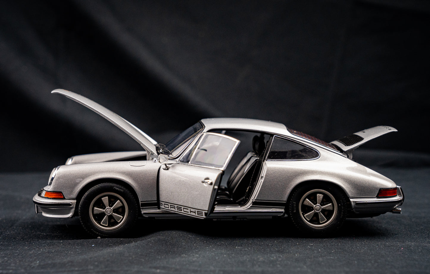 Porsche 911 S Coupe 1973 in silber - Schuco 1:18