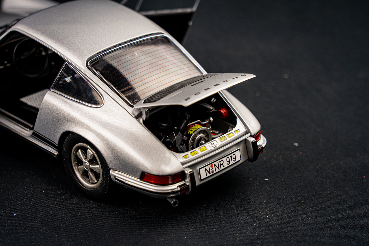 Porsche 911 S Coupe 1973 in silber - Schuco 1:18