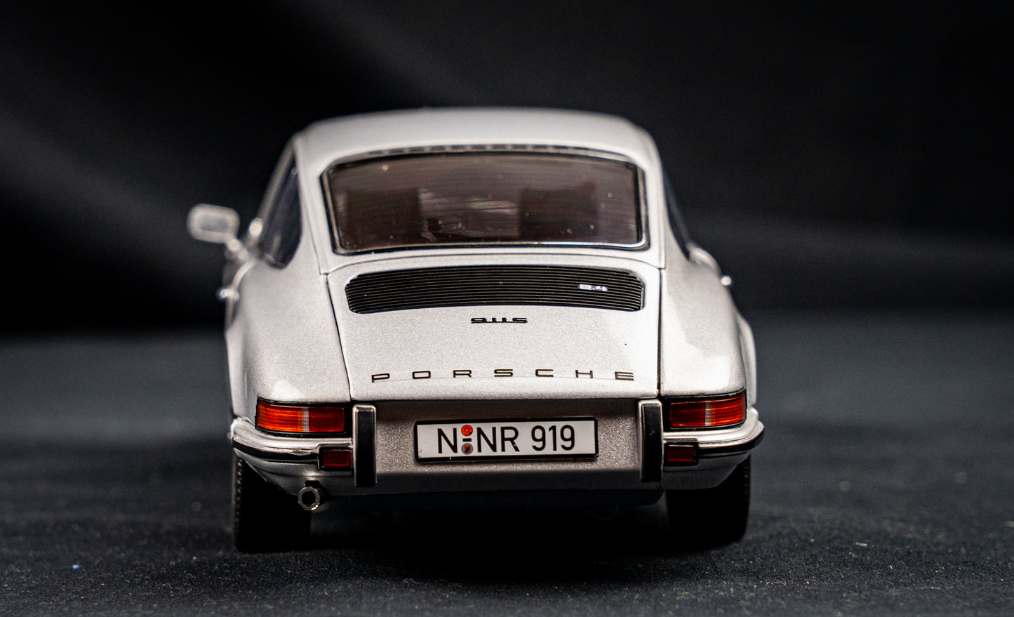 Porsche 911 S Coupe 1973 in silber - Schuco 1:18