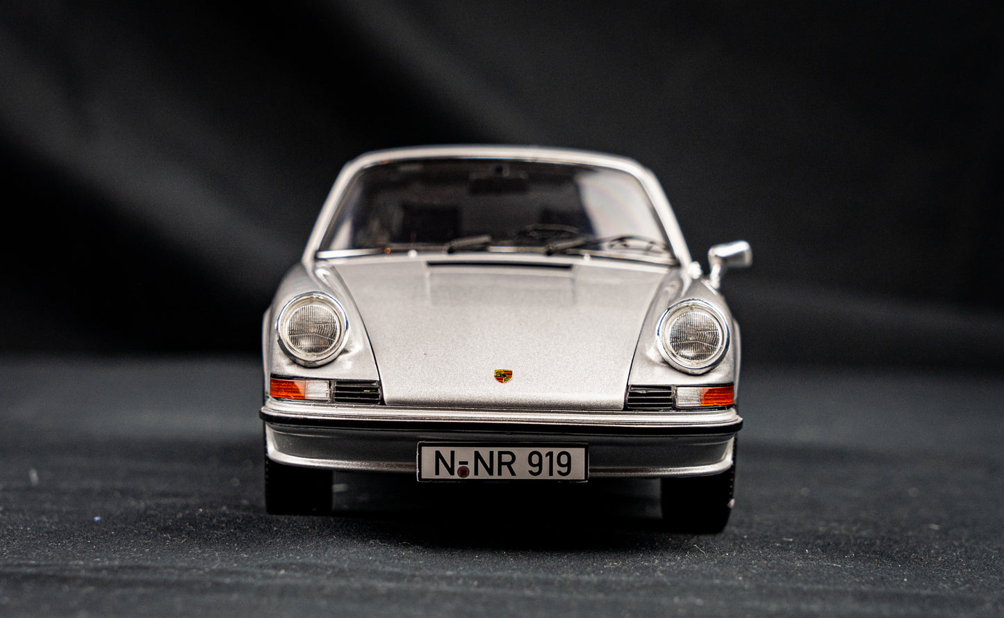 Porsche 911 S Coupe 1973 in silber - Schuco 1:18