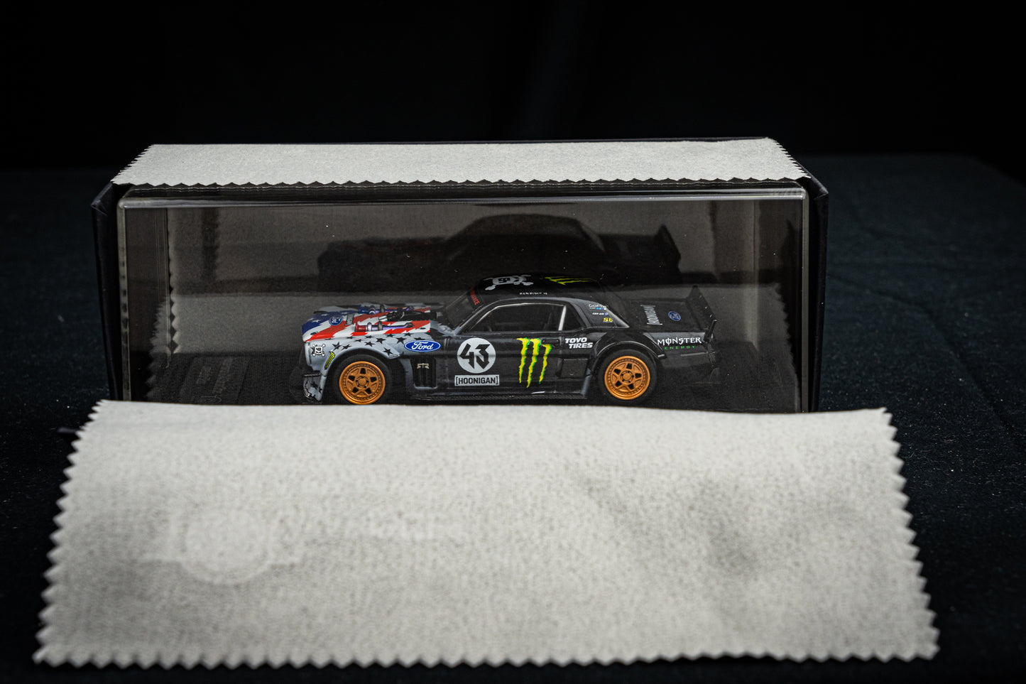 Ken Block Ford Mustang Hoonigan Hoonicorn V2 #43 Baujahr 1965 Stars & Stripes TopMarques 1:43