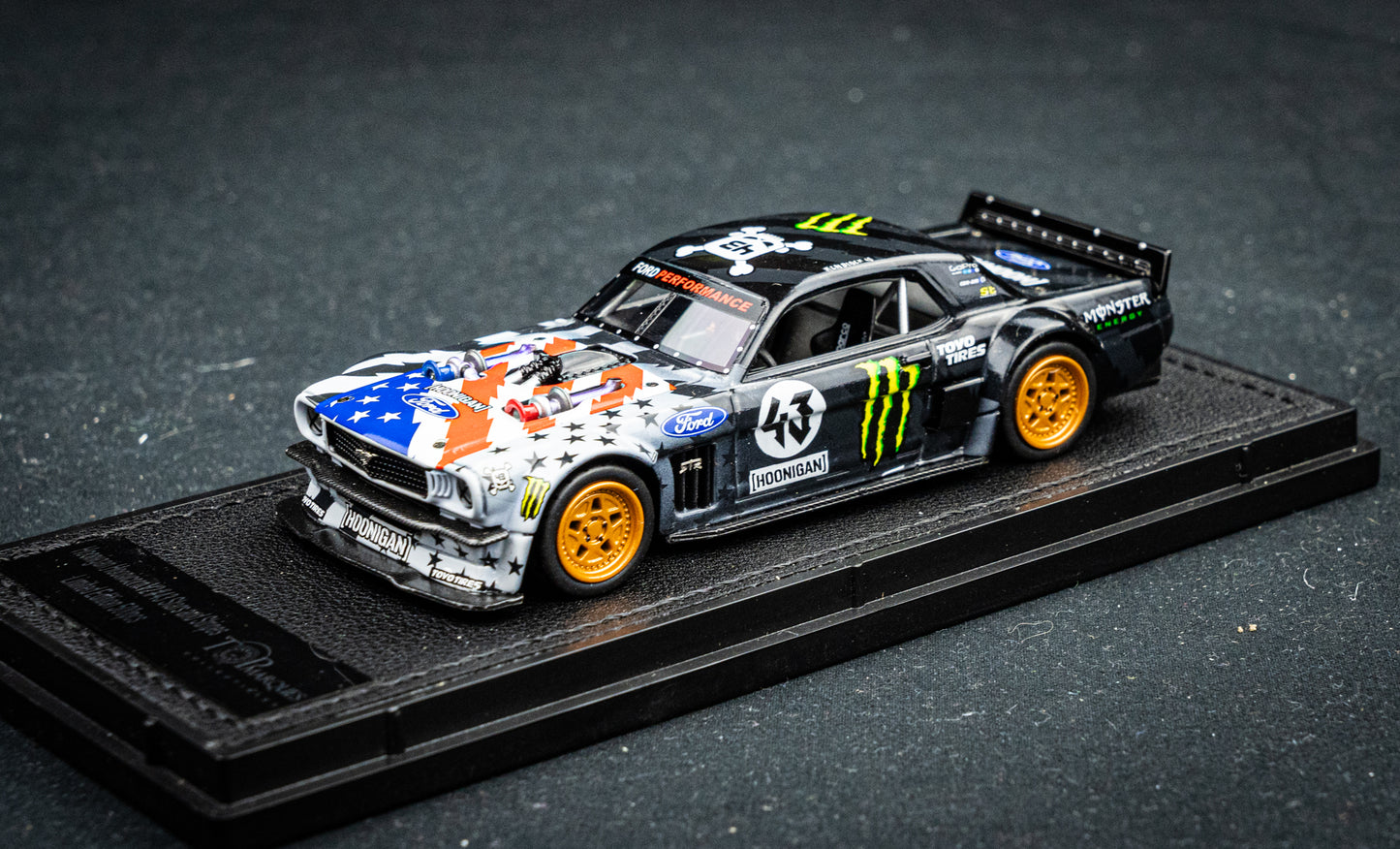 Ken Block Ford Mustang Hoonigan Hoonicorn V2 #43 Baujahr 1965 Stars & Stripes TopMarques 1:43