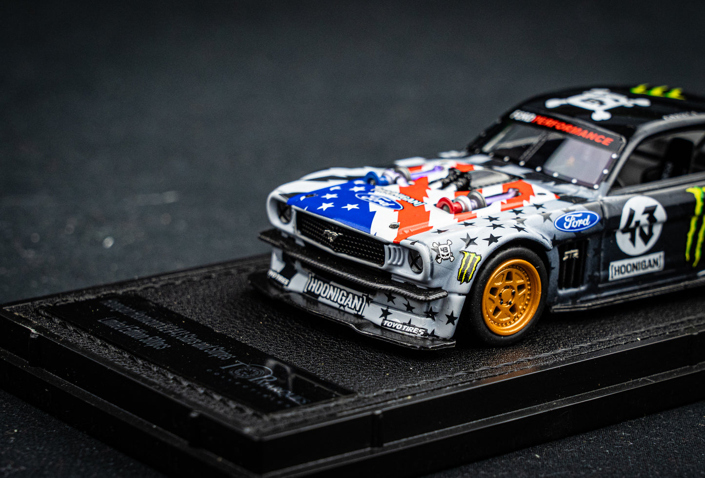 Ken Block Ford Mustang Hoonigan Hoonicorn V2 #43 Baujahr 1965 Stars & Stripes TopMarques 1:43