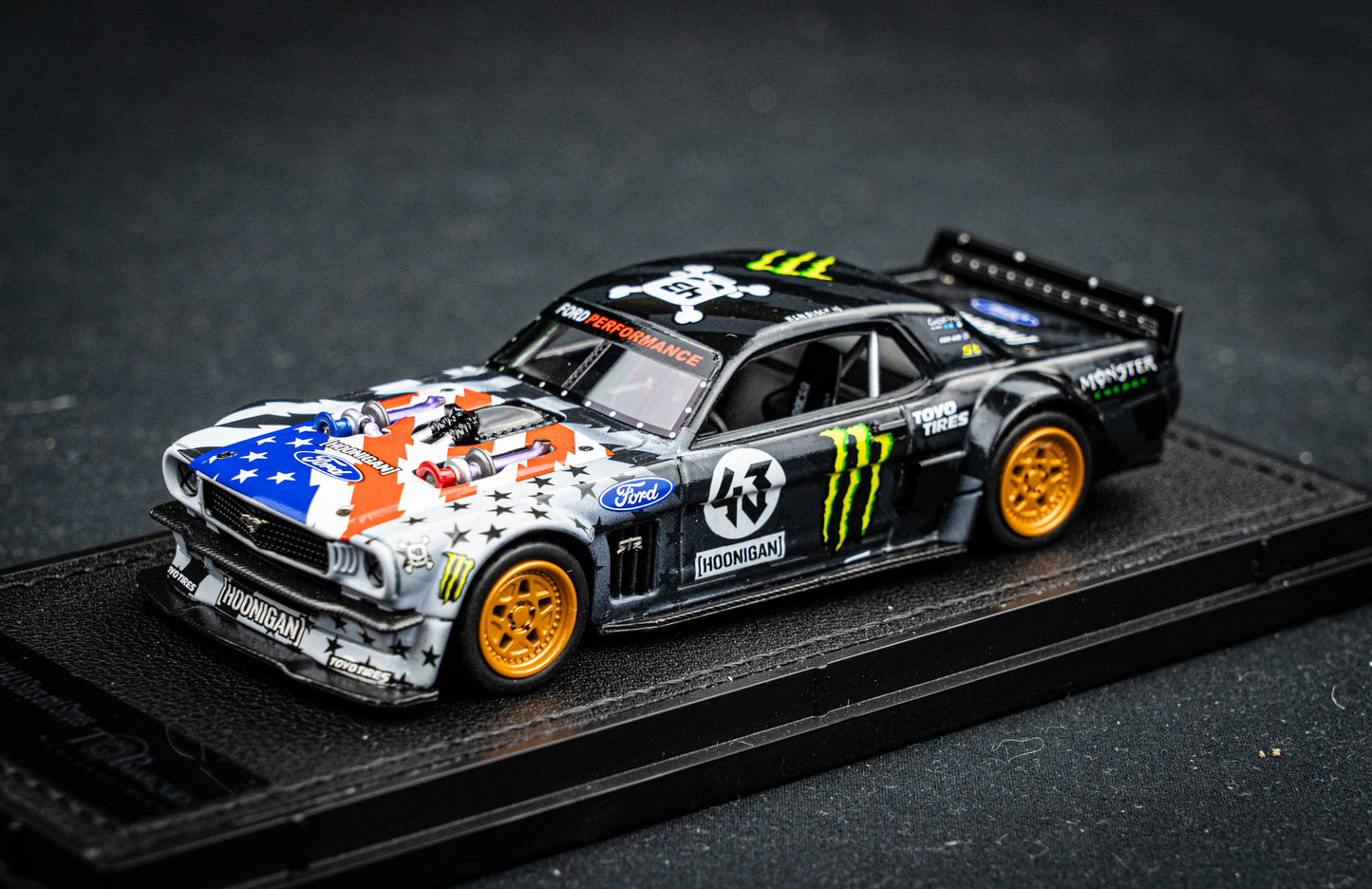 Ken Block Ford Mustang Hoonigan Hoonicorn V2 #43 Baujahr 1965 Stars & Stripes TopMarques 1:43