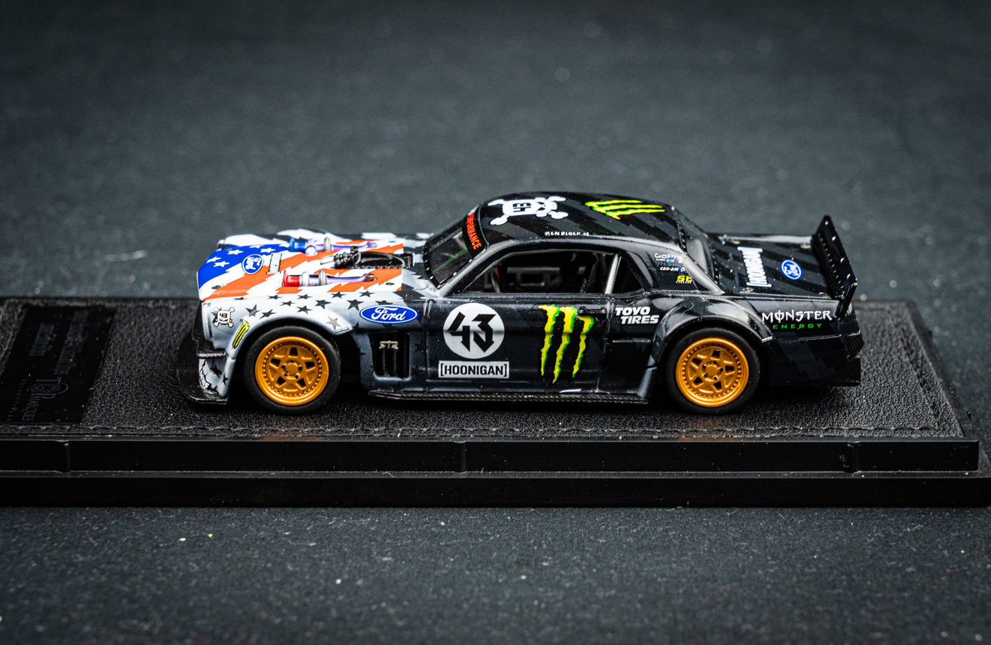 Ken Block Ford Mustang Hoonigan Hoonicorn V2 #43 Baujahr 1965 Stars & Stripes TopMarques 1:43