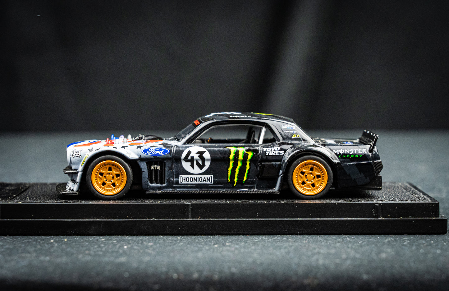 Ken Block Ford Mustang Hoonigan Hoonicorn V2 #43 Baujahr 1965 Stars & Stripes TopMarques 1:43