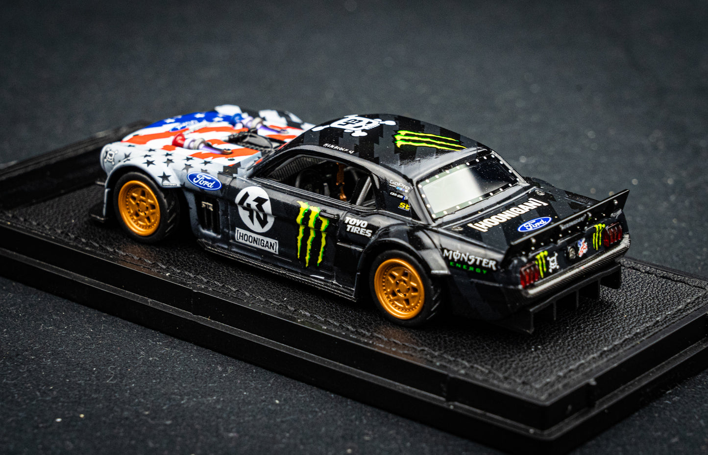 Ken Block Ford Mustang Hoonigan Hoonicorn V2 #43 Baujahr 1965 Stars & Stripes TopMarques 1:43