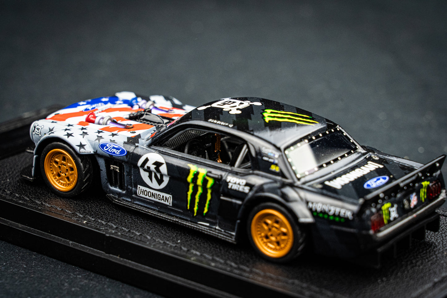 Ken Block Ford Mustang Hoonigan Hoonicorn V2 #43 Baujahr 1965 Stars & Stripes TopMarques 1:43