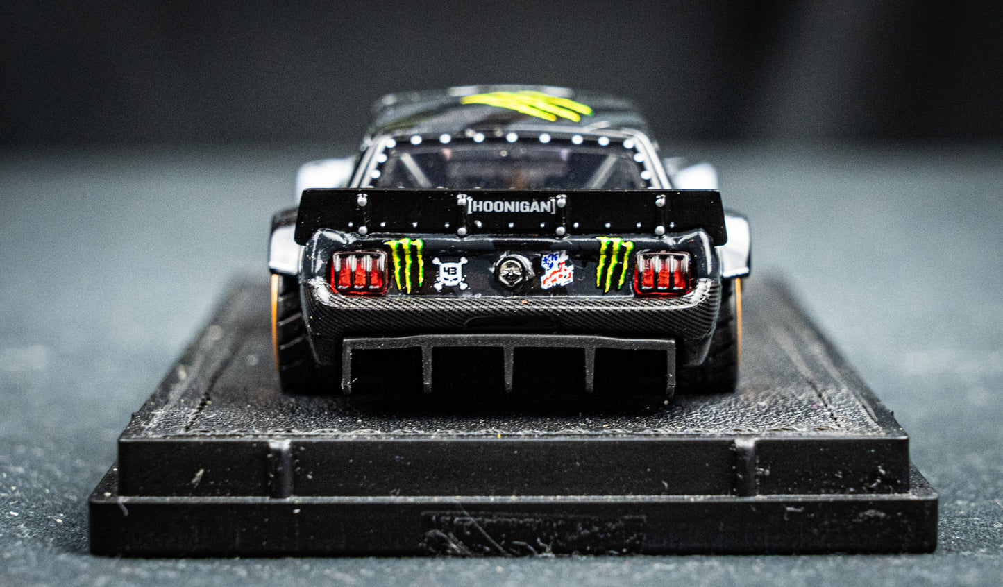 Ken Block Ford Mustang Hoonigan Hoonicorn V2 #43 Baujahr 1965 Stars & Stripes TopMarques 1:43