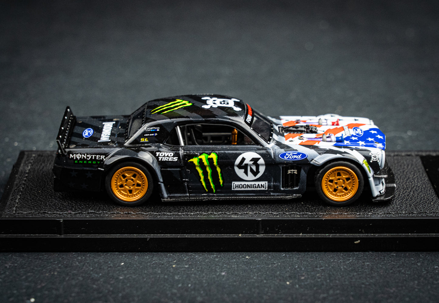 Ken Block Ford Mustang Hoonigan Hoonicorn V2 #43 Baujahr 1965 Stars & Stripes TopMarques 1:43