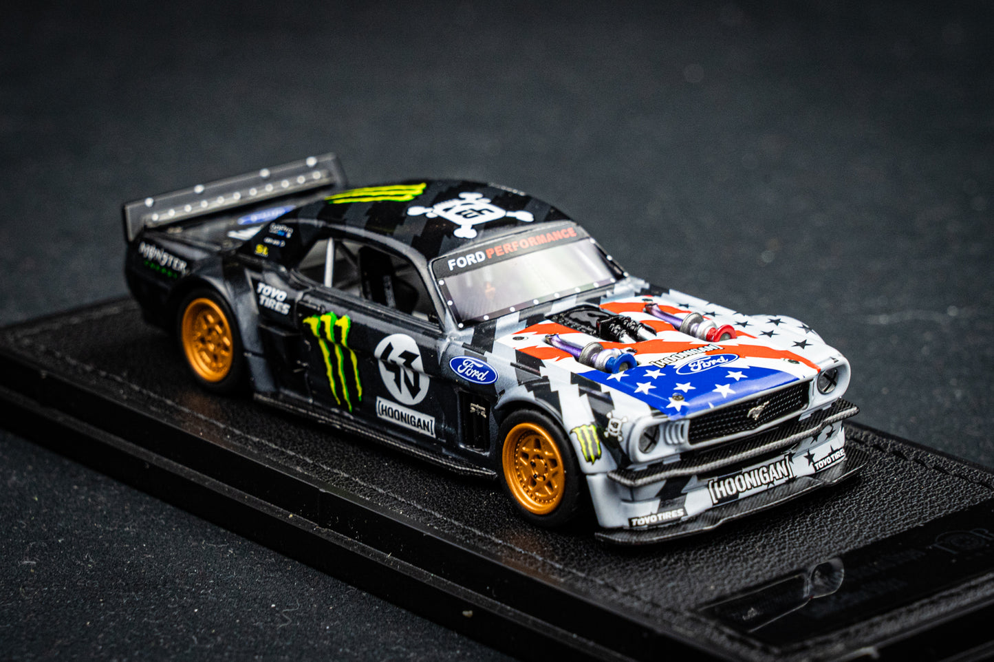 Ken Block Ford Mustang Hoonigan Hoonicorn V2 #43 Baujahr 1965 Stars & Stripes TopMarques 1:43