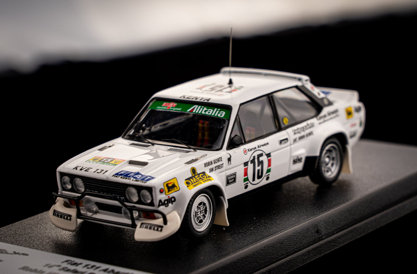 FIAT 131 Abarth lim. 150 pcs. #15 R. Ulyate / I. Street - P14 Safari Rallye 1979 - Trofeu 1:43