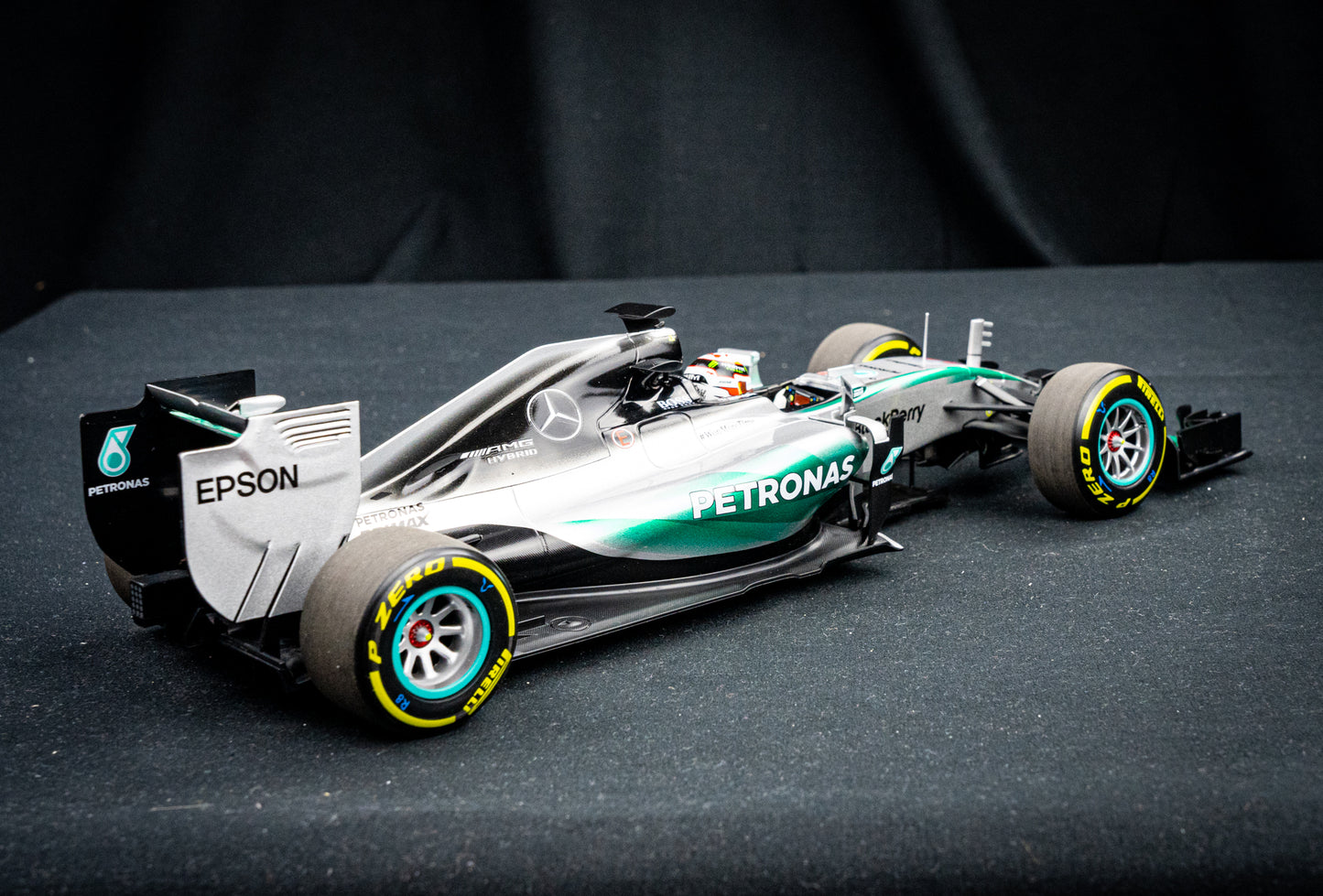 Lewis Hamilton #44 Mercedes W06 Hybrid - Weltmeister 2015 - Minichamps 1:18