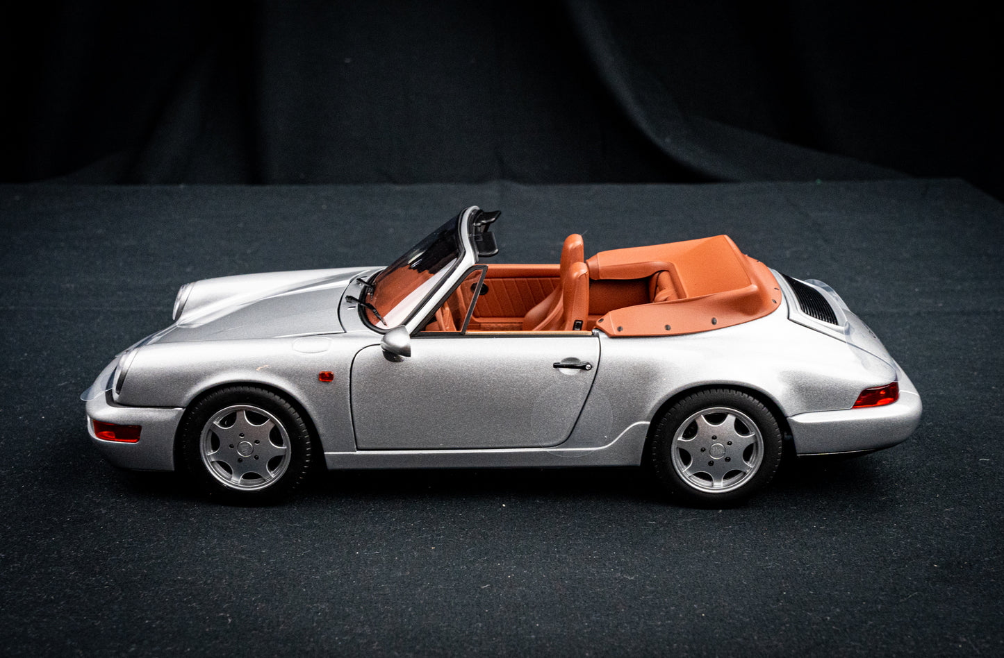 Porsche 911 964 Carrera Cabrio 1990 silber - Norev 1:18