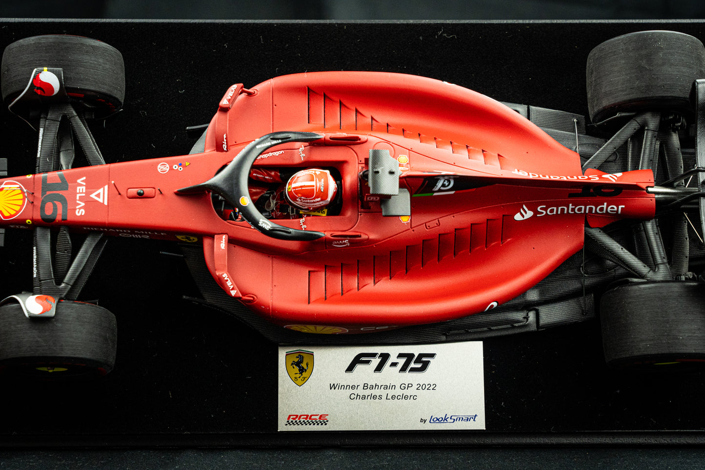 Charles Leclerc #16 Ferrari F1-75 / Winner Grand Prix von Bahrain 2022 - Looksmart 1:18