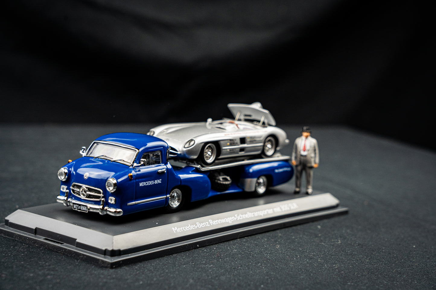 Mercedes Benz Transporter mit Mercedes Benz 300 SLR und Figur Alfred Neubauer -  Schuco 1:43